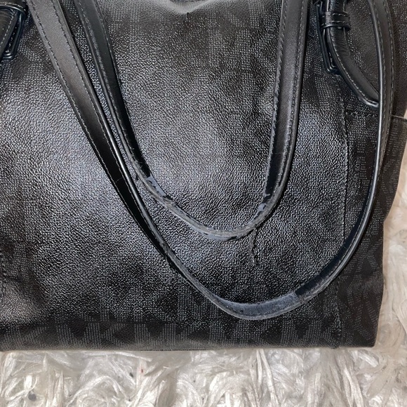 Black Michaels Kors tote handbag with pockets on the sides. - Picture 3 of 6